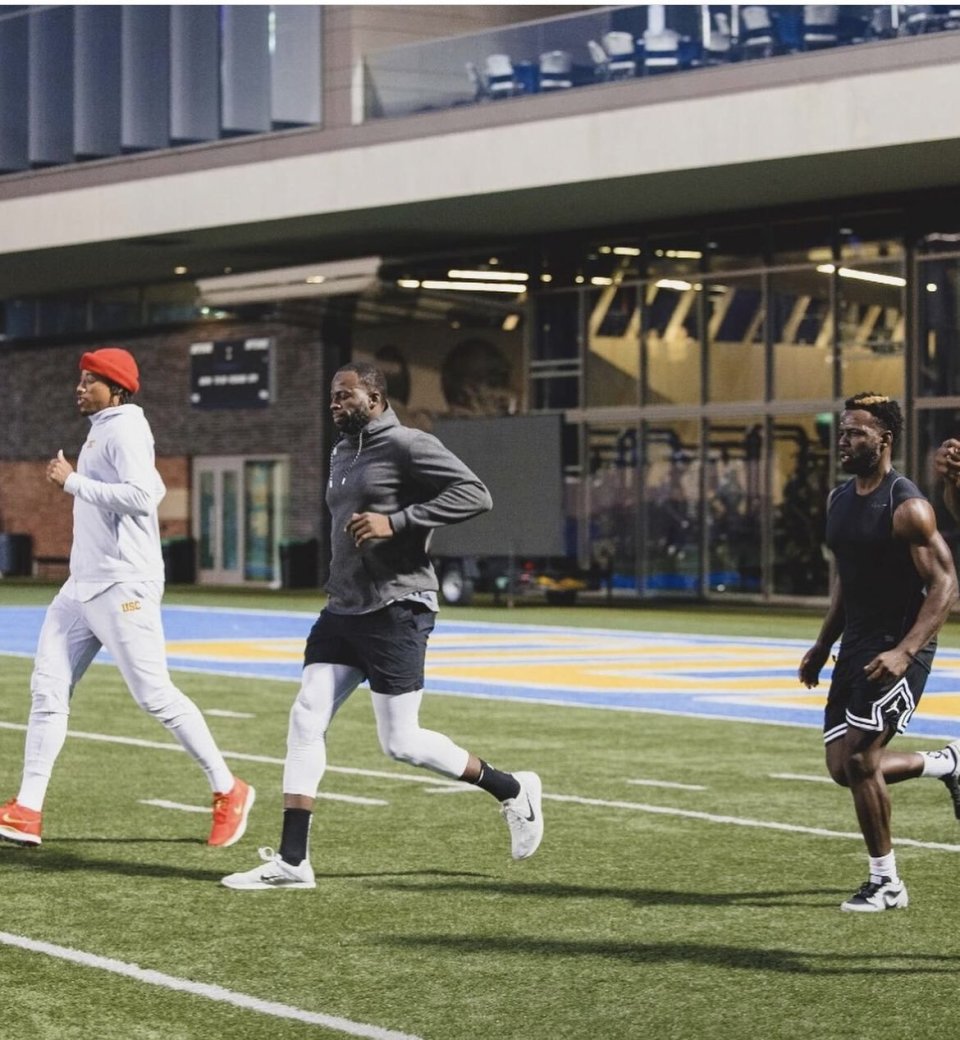 包含拉霸机器人在球场现身，引发球迷热议的词条