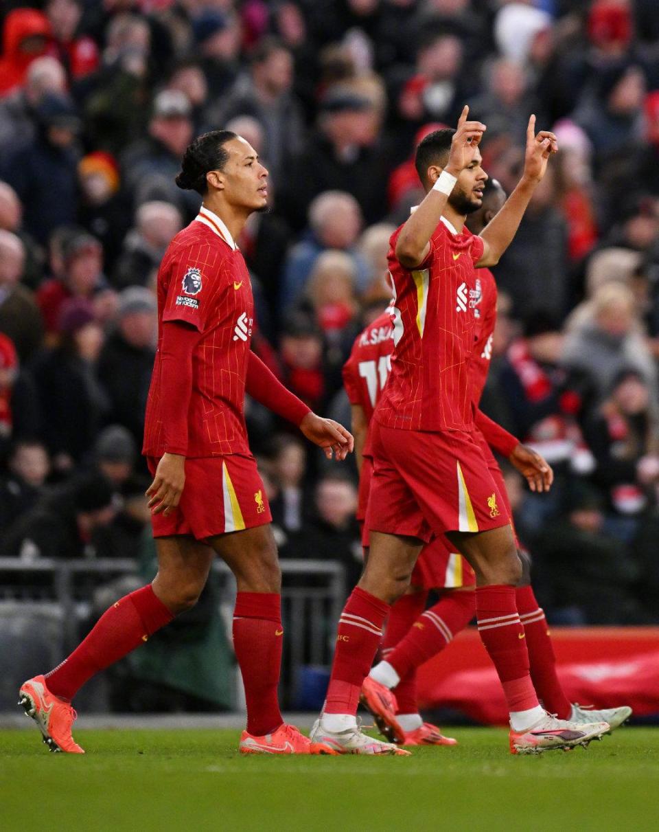 利物浦球队在比赛中展现团结和拼搏精神