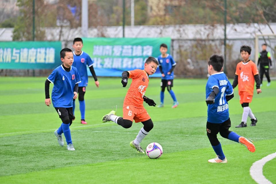 足球赛事高潮迭起，场上对决精彩纷呈的简单介绍