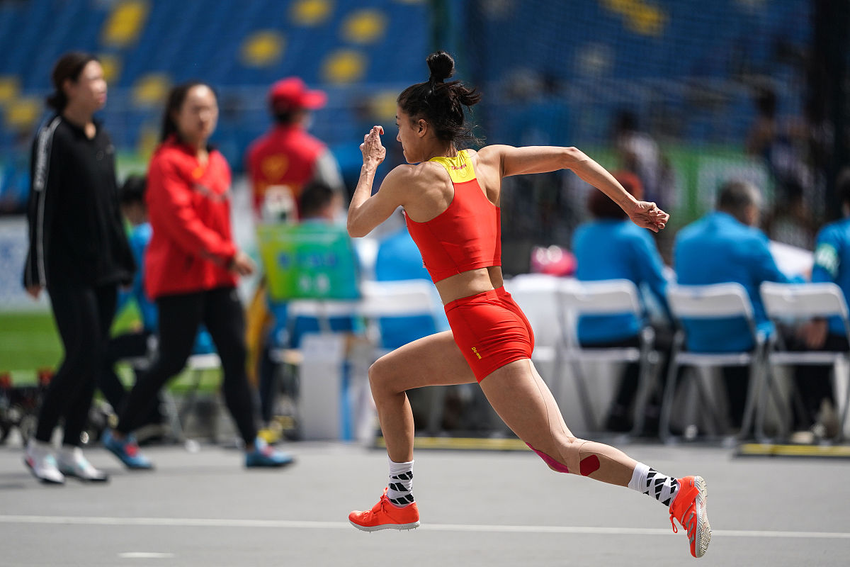 中国女足运动员在国际比赛中披荆斩棘