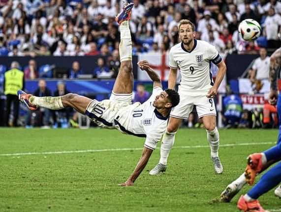 英格兰队在比赛中奋力拼搏，谋求胜利的简单介绍