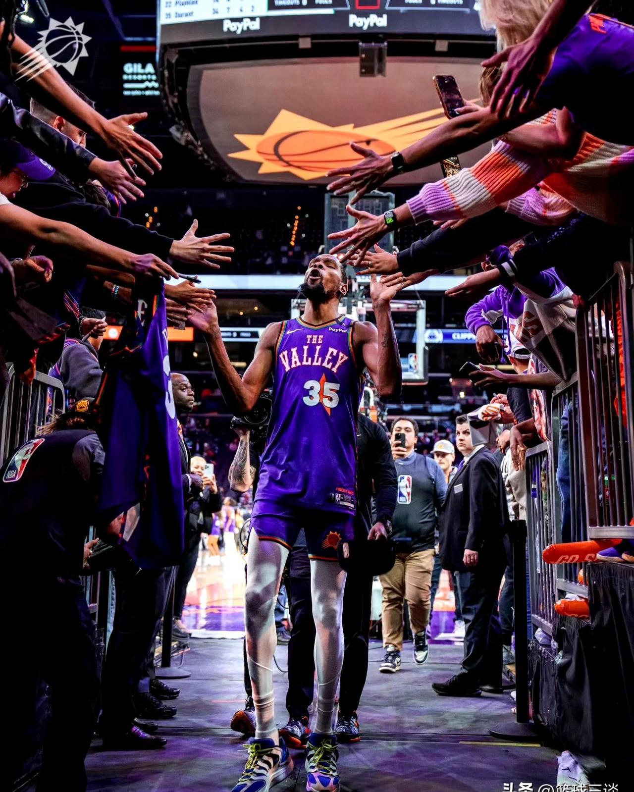 快船核心光芒四射,得分带领球队胜利 快船核心光芒四射,得分带领球队胜利