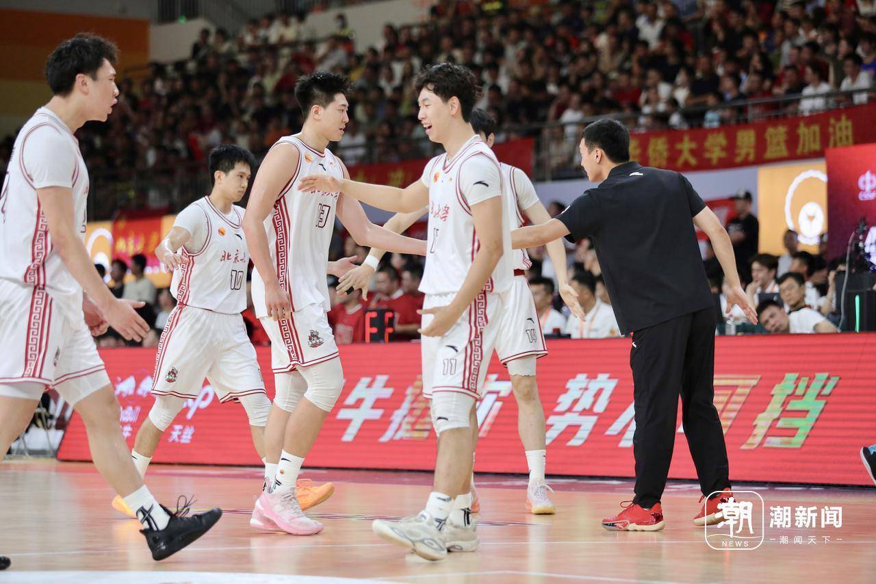 篮球赛事比赛场面激情四射，球星各显神通的简单介绍